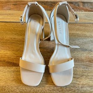 Thick sandal heel in a nude color. excellent condition!